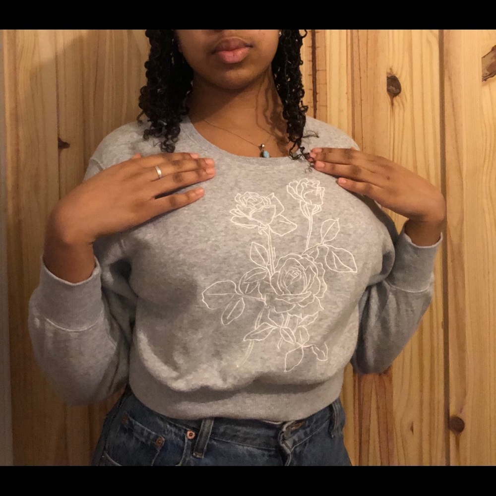 🤍Beautiful grey floral decor crop top sweater🤍